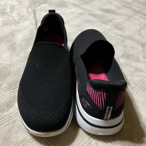 Skechers Size 9 air cooled goga mat sneakers - Picture 1 of 8